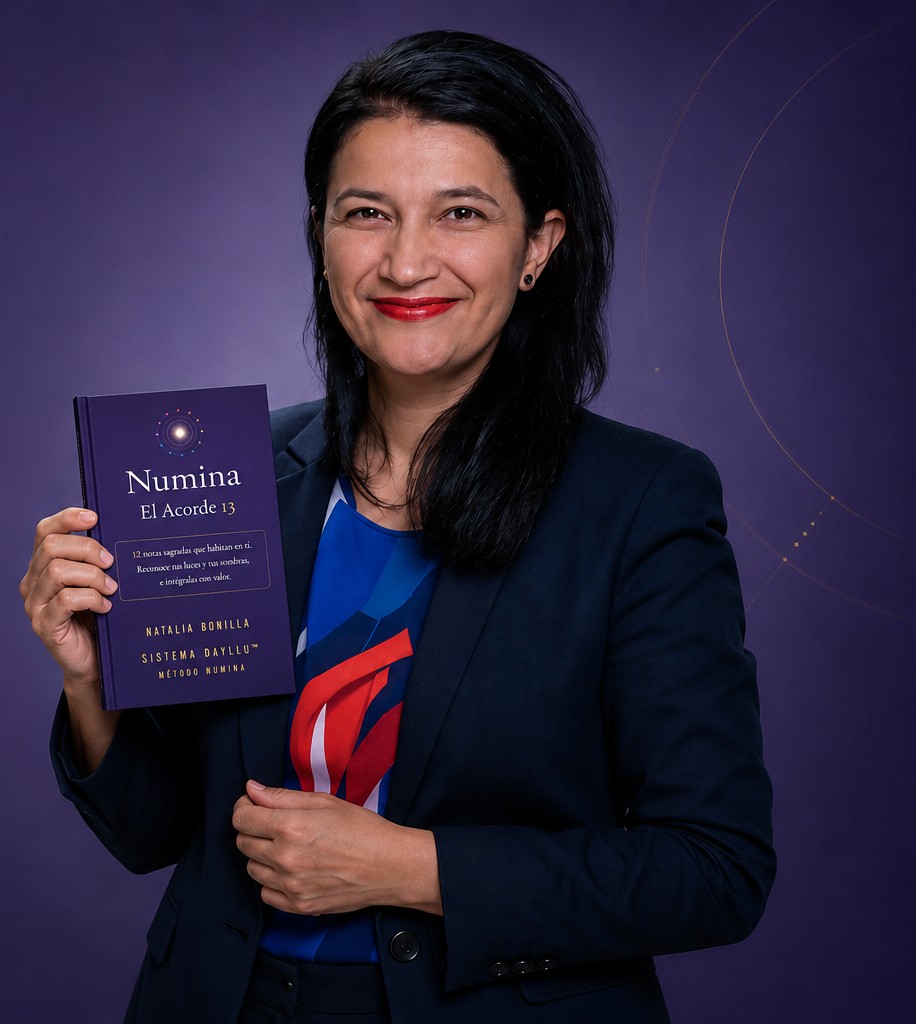Natalia Bonilla con el libro Numina, El Acorde 13